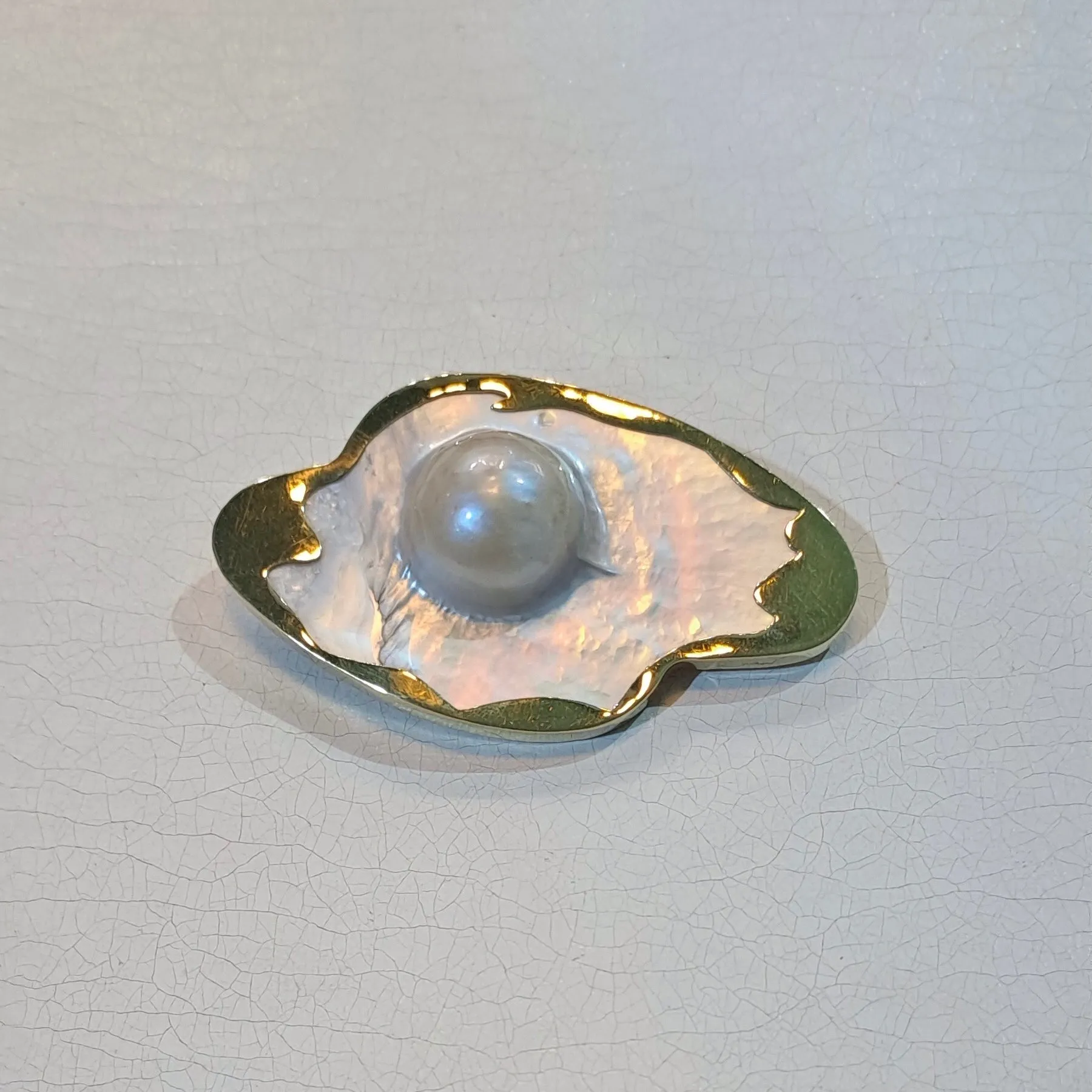 Brooch in 18k gold, Mabe pearl with a Mother of Pearl, centered in 18k gold, one of a kind, handmade