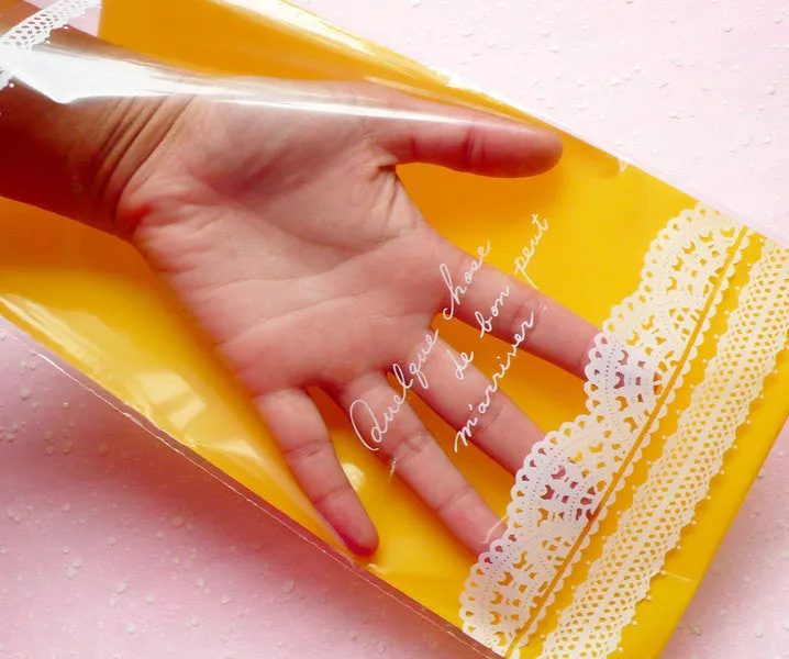 Kawaii Yellow Clear Gift Bags Plastic Gift Wrapping Bags with Lace Doily Filigree Pattern (20 pcs) (15cm x 25cm) GB104