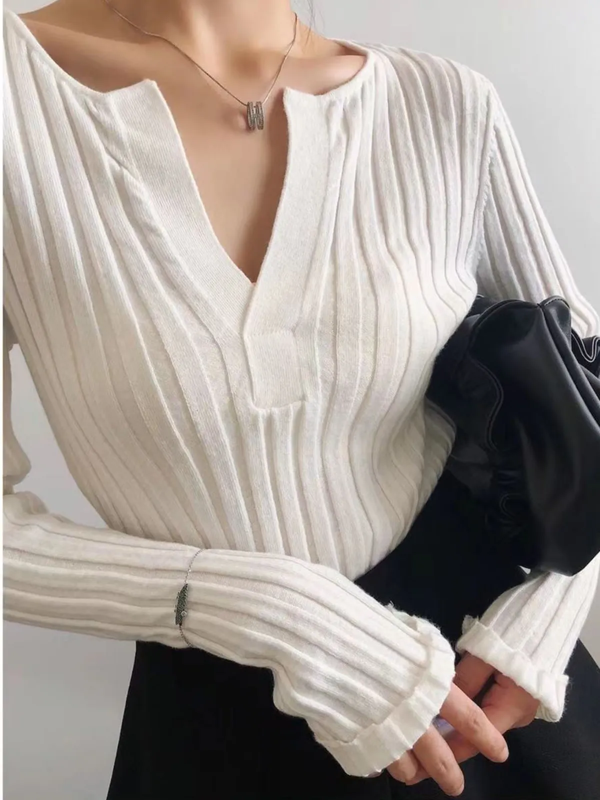 Solid Textured Graceful V-neck Knit Top