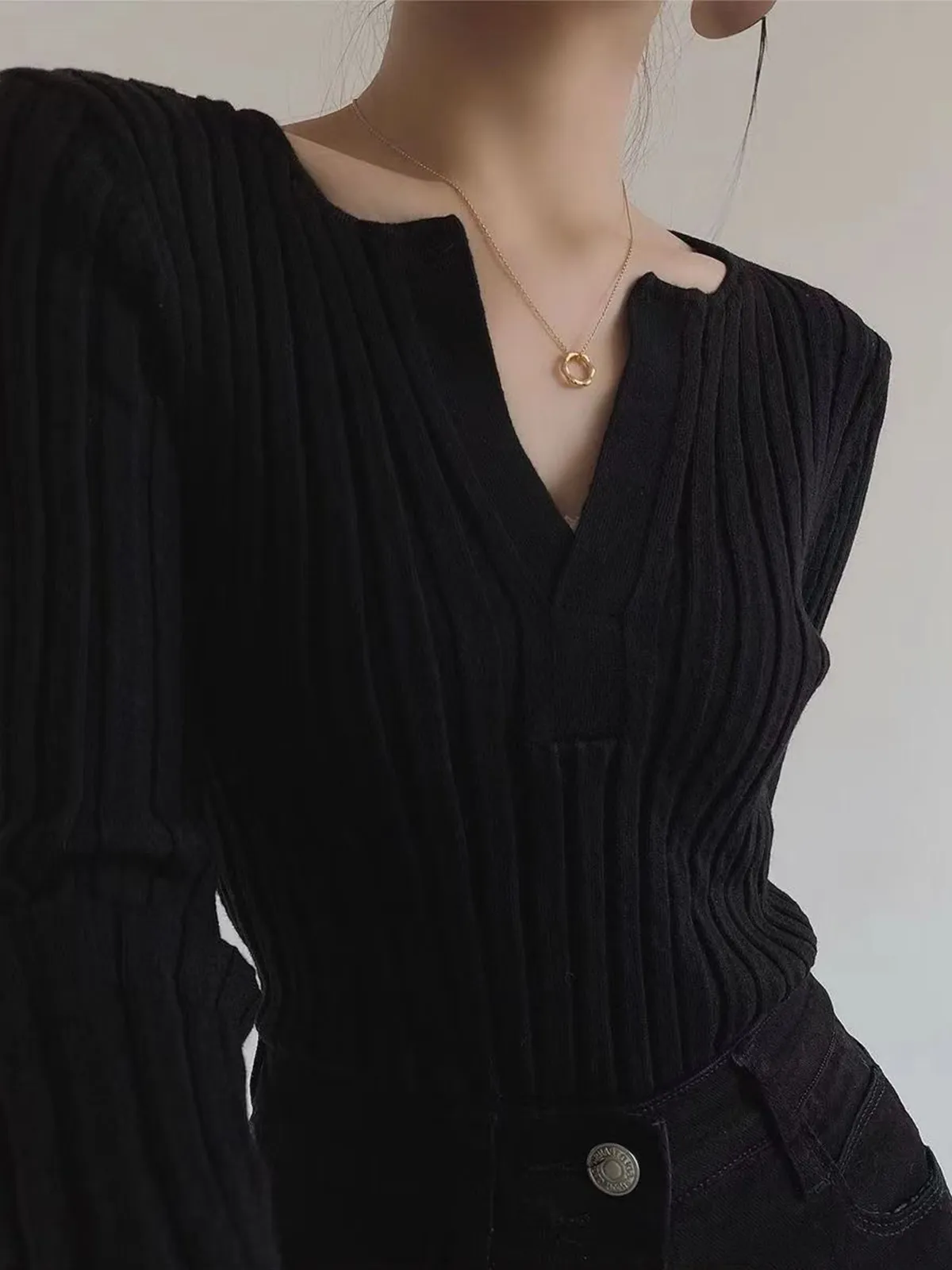 Solid Textured Graceful V-neck Knit Top