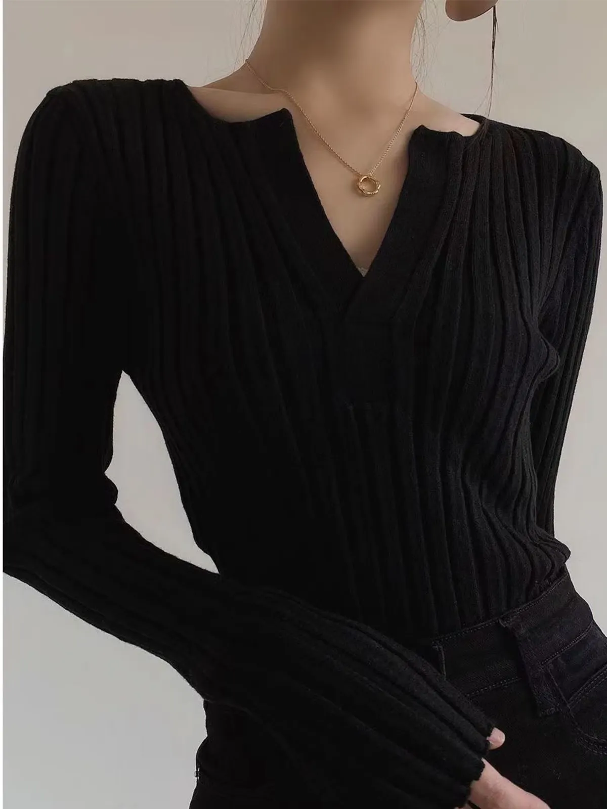 Solid Textured Graceful V-neck Knit Top