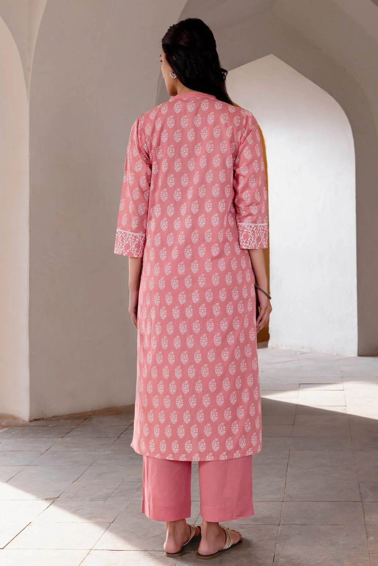 Surkh Chunakhadi Kurta