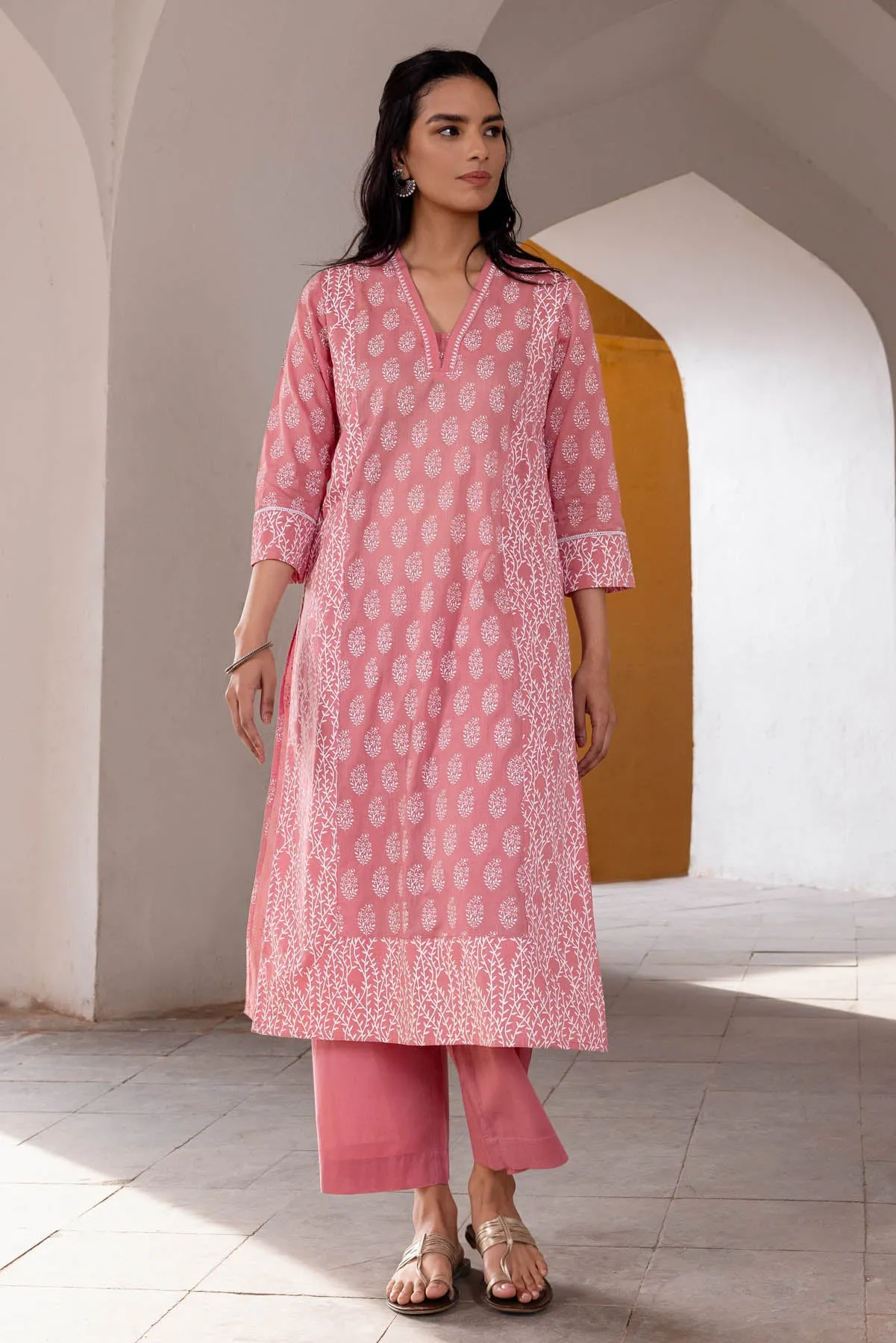 Surkh Chunakhadi Kurta